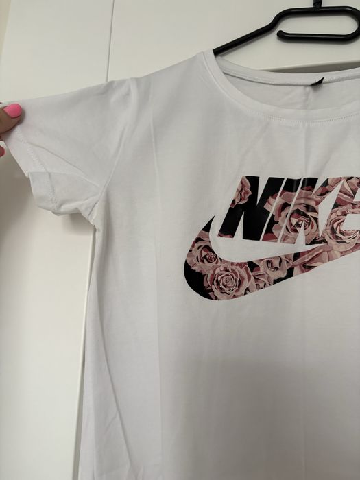 Biała koszulka z kwiatowym logo Nike L