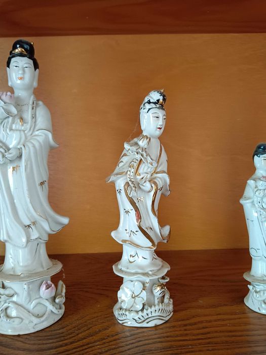 Elefante e estátuas