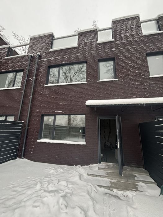 Таунхаус під єОселю з терасою на даху. Локація топ!