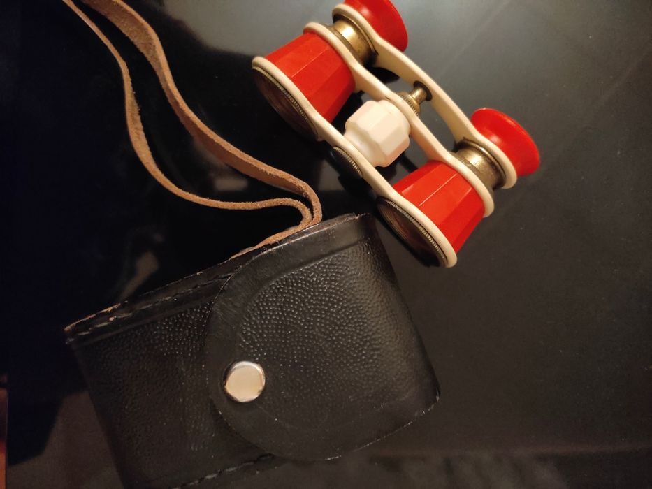 Театральный красный бинокль СССР винтаж