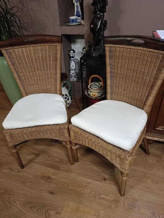 Dwa piękne krzesła z ratanu , zakończone drewnem.