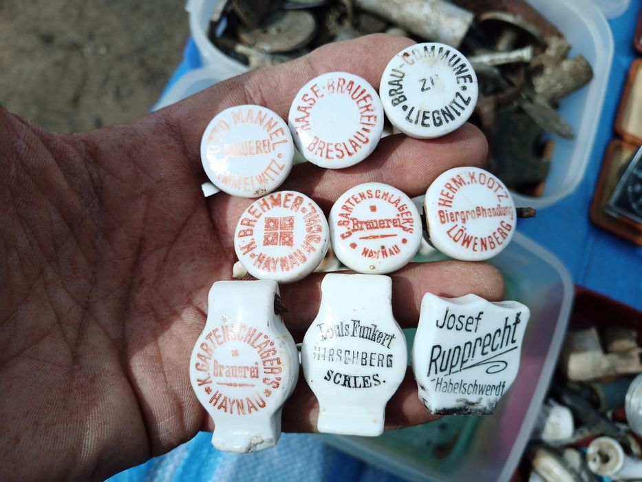 Stare porcelanki z butelek