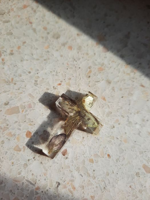 Zawieszka krzyżyk z żywicy