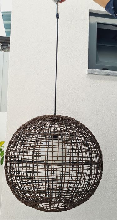 Candeeiro de teto estrutura em metal e revestimento em verga