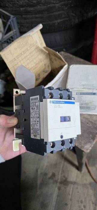 трехполюсный контактор Telemecanique LC1D40AM7 Schneider Electric