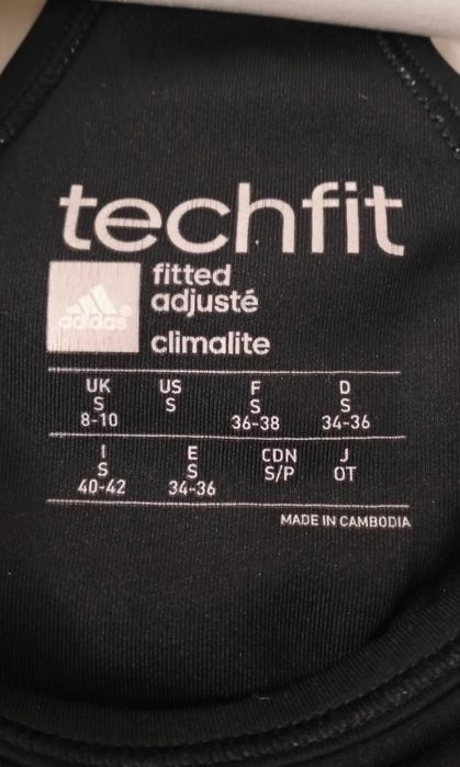 Vários tops/camisolas de treino