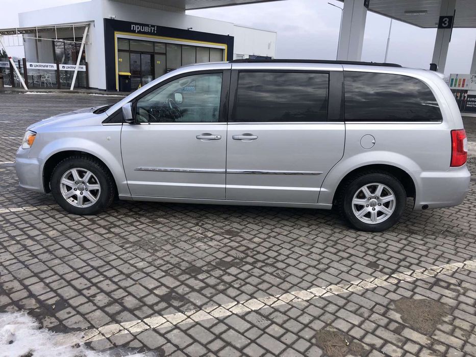 Chrysler town country