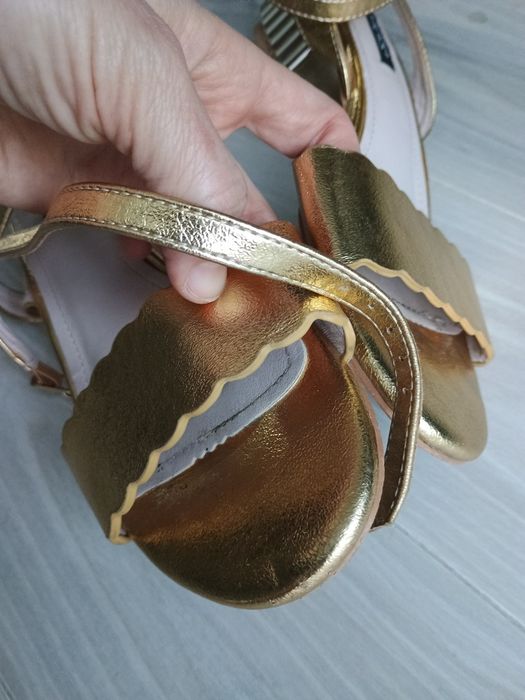 Sandały złote elegancki obcas