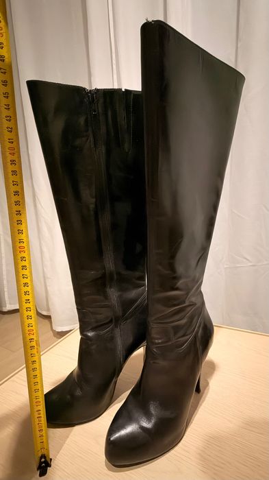 Czarne skórzane kozaki na szpilce z ukrytą platformą