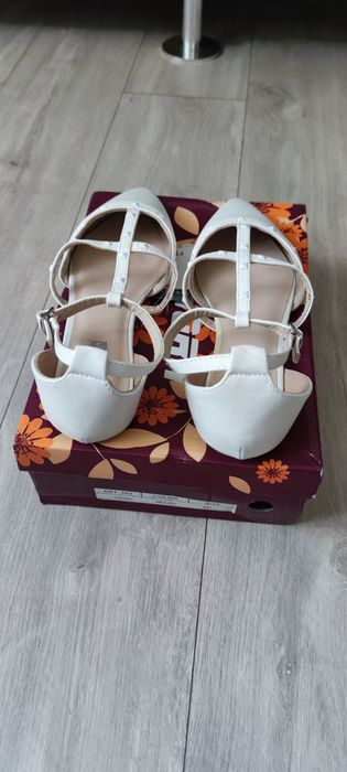 Nowe damskie buty białe rozmiar 40
