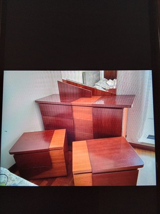 Cómoda em madeira escura com 2 tons