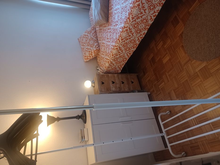 Alugo quarto ,,com cauçao.