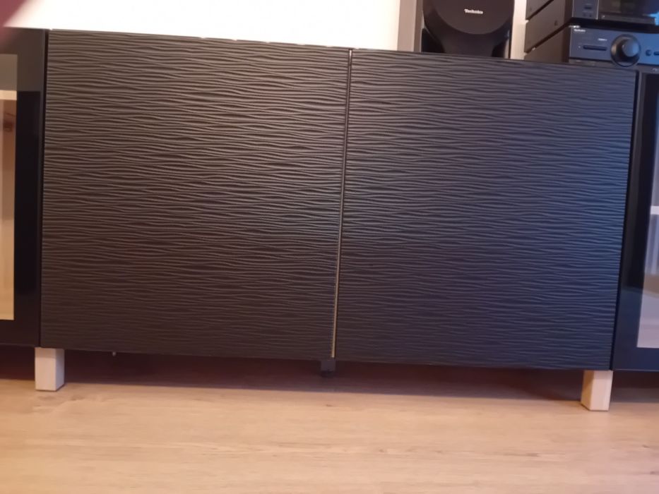 Móvel IKEA BESTÅ com portas de vidro e portas pretas – excelente estad