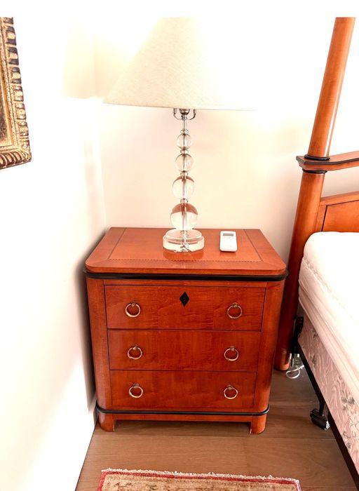 Vendo cómoda e mesa de cabeceira de estilo Biedermeier