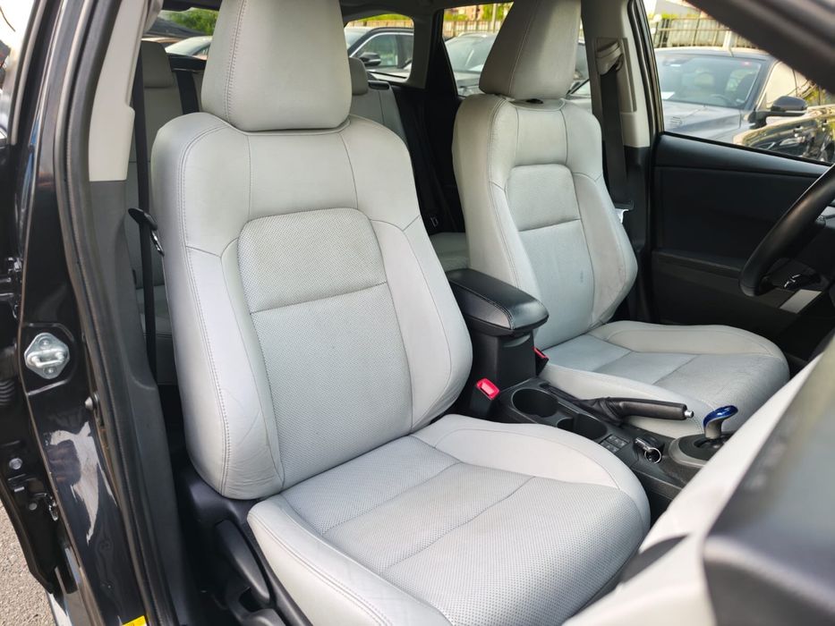 TOYOTA AURIS HYBRID 1,8 бенз+електро  2014