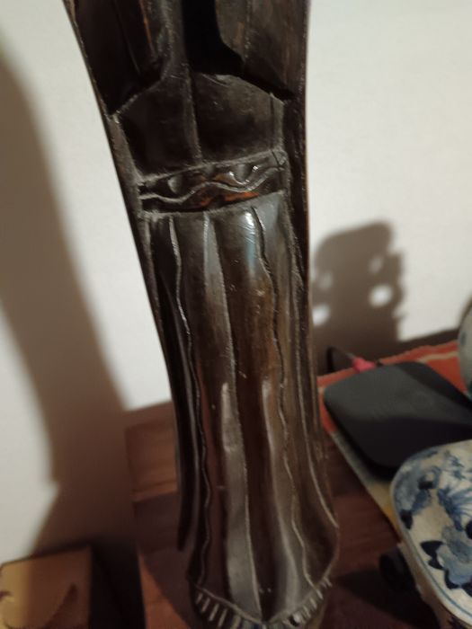 Vendo estátua de madeira