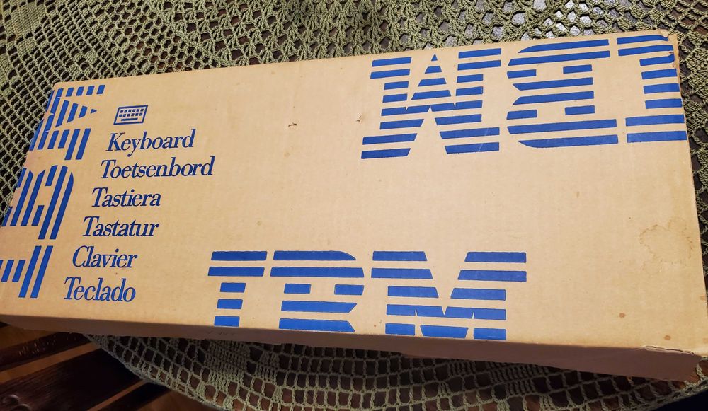Retro vintage klawiatura IBM nigdy nie otwierana