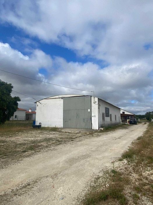Arrenda-se Armazém em Benavente, bom estado, com contracto.