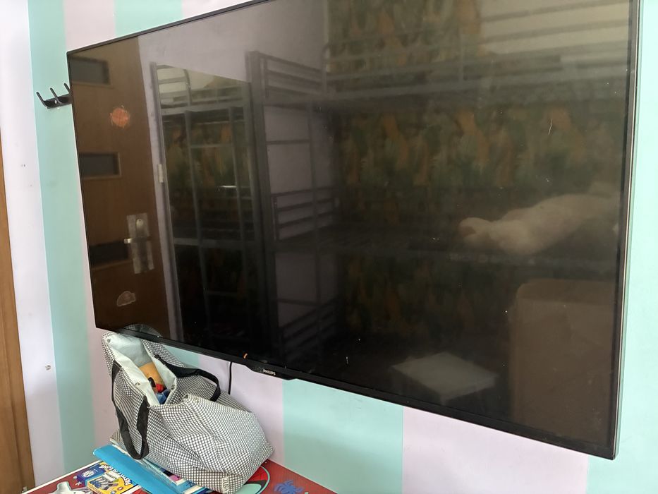 Telewizor Philips z uchwytem na sciane