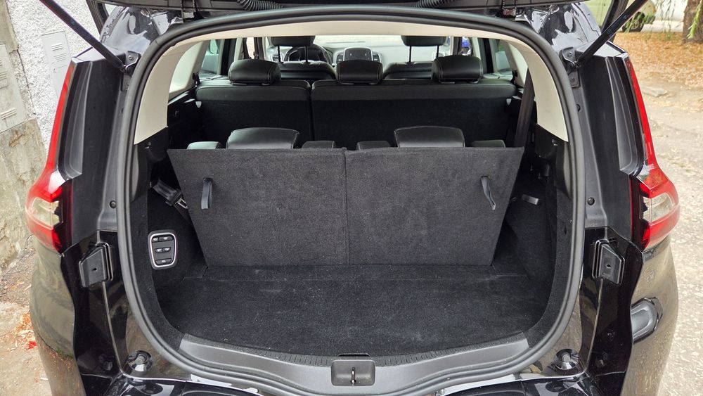 Renault Grand Scenic 7 Lugares (Full Extras) – Híbrida, Familiar e com Histórico