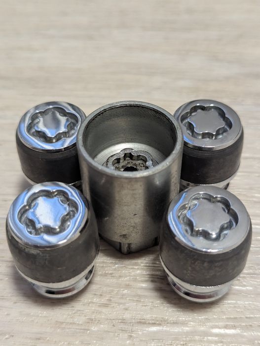 Секретки секретні гайки Hyundai Kia 66490ADE50 McGard  24195SL з кільцем що обертається