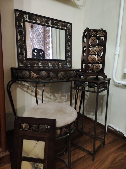 Мебель для спальни, столик, пуф, зеркало, подставка для цветов .