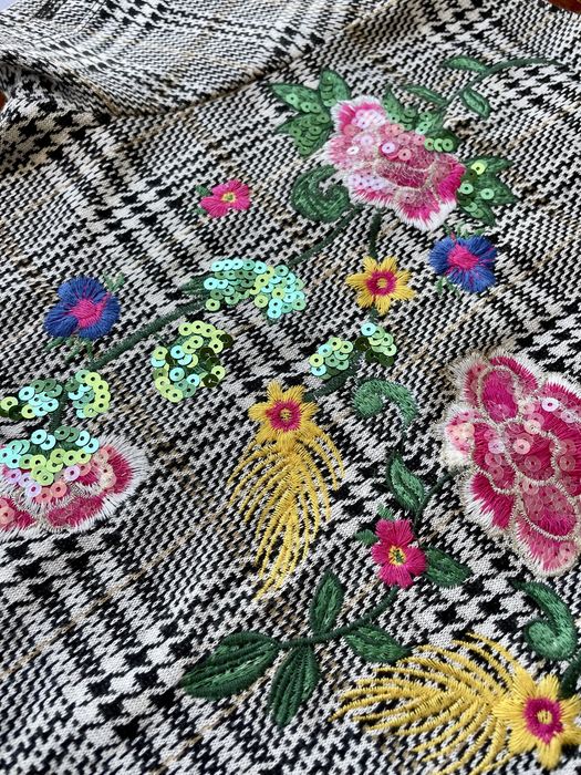 Vestido preto e branco com bordado floral (Zara, tamanho M)