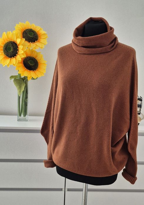 Brązowy sweter z golfem profilowany rękaw