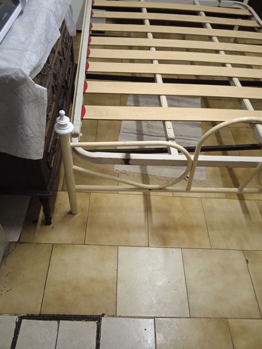 Cama de ferro com estrado