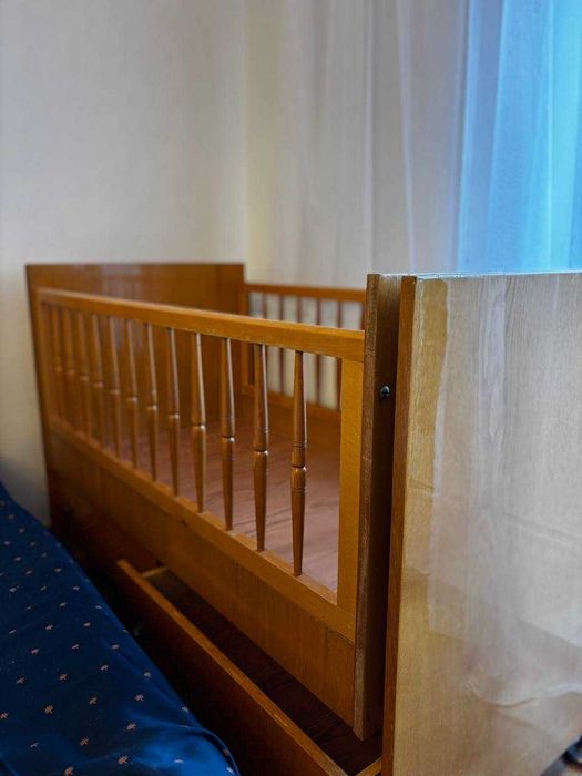 Дитяче ліжечко з шухлядами