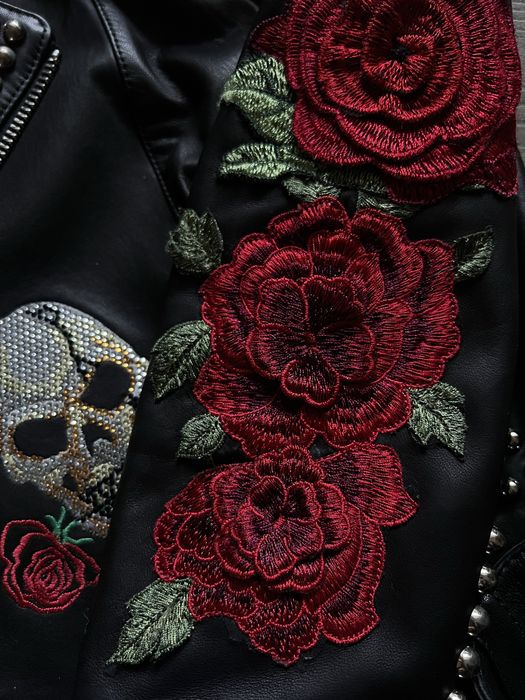 Кожаная куртка с косой молнией и контрастной вышивкой Philipp C.