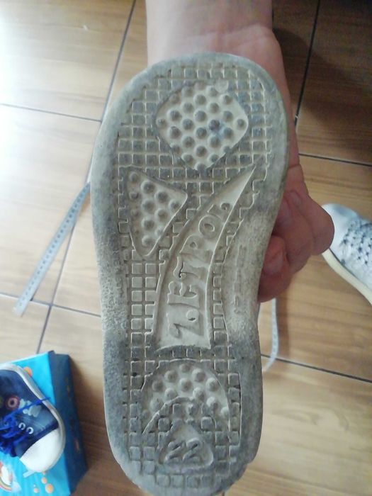 Buty 22 trampki.