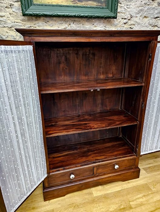 Witryna drewniana niska. Kolonialna. Z szufladami i półkami.