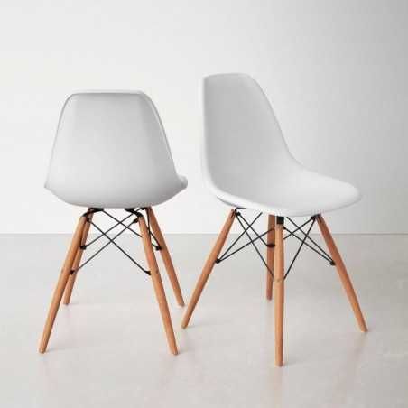 Cadeira em pvc e pernas em madeira