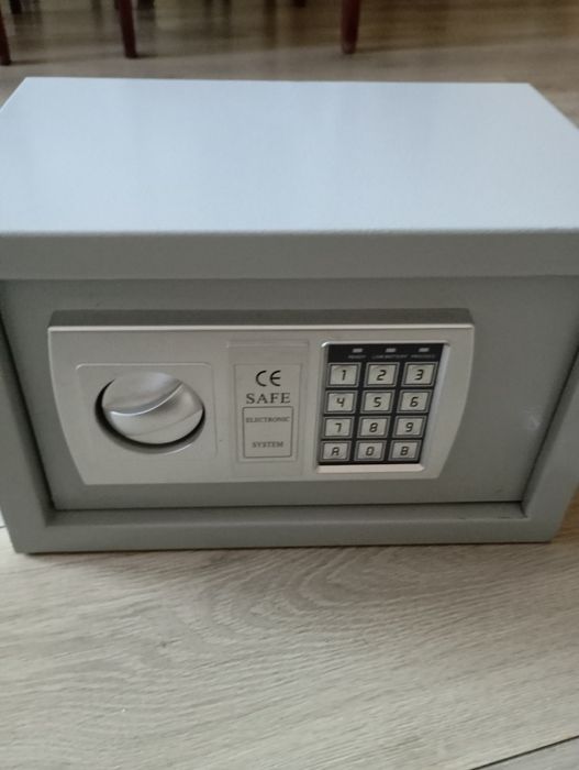 Elektroniczny sejf z zamkiem szyfrowym