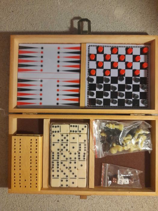 Compendio de jogos em caixa de madeira - Damas, Xadrez, Gamão, Dominó, Cribbage - 100% completo