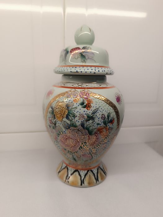 Pote com Tampa em Porcelana Pintada – Estilo Oriental – 29 cm