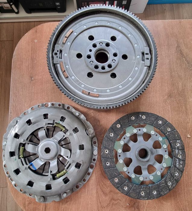 Zestaw sprzęgło + dwumasa BMW 3 E90 LUK 600 0234 00