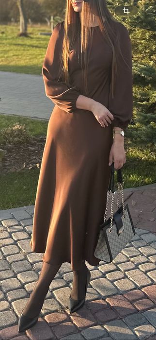 Коричнева сукня міді