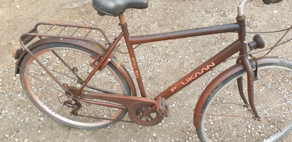 Stary rower pelikaan