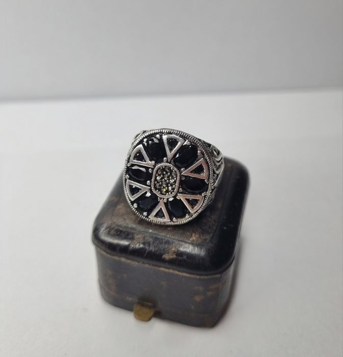 Pierścionek sygnet srebrny z onyksem i markazytami srebro 925