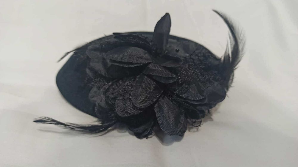 Spinka do włosów z dekoracją kapelusza