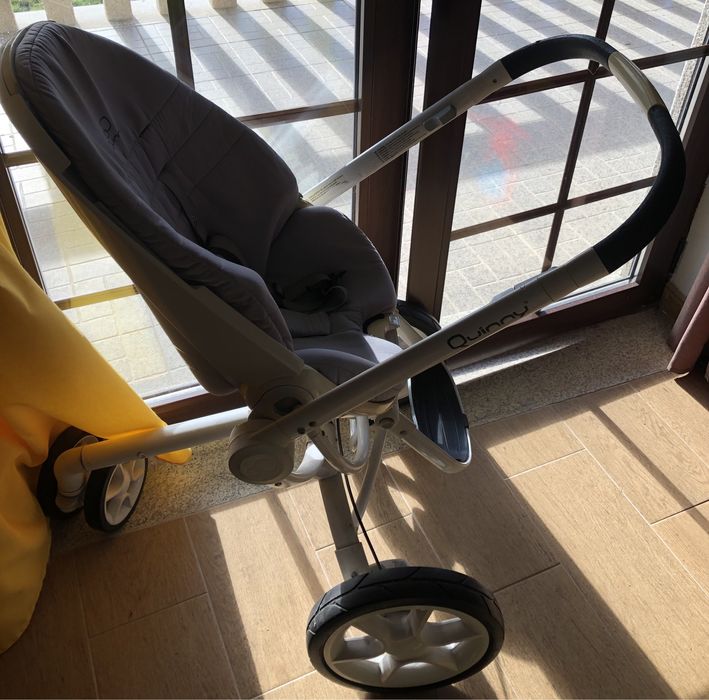 Carrinho Quinny com algumas marcas de uso