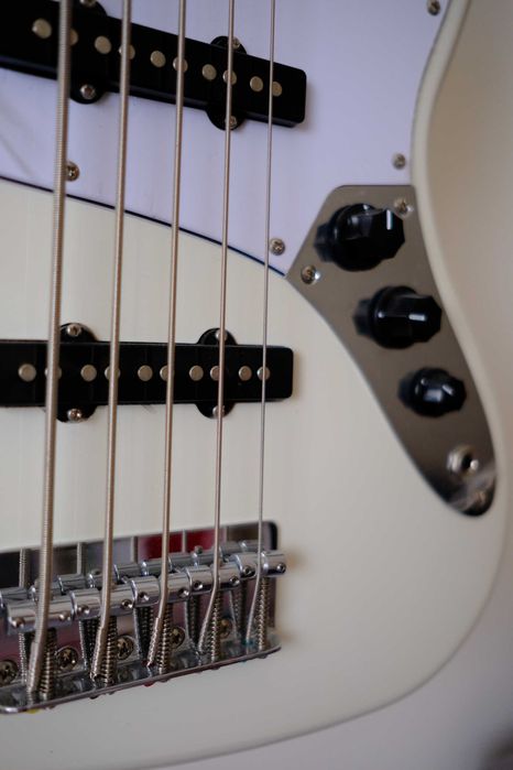 Squier Fender Jazz Bass 5 cordas
