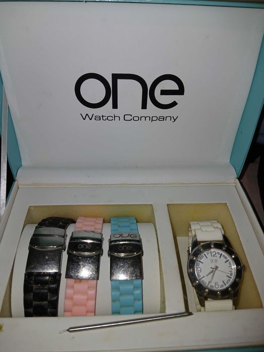 Relógio One com várias pulseiras
