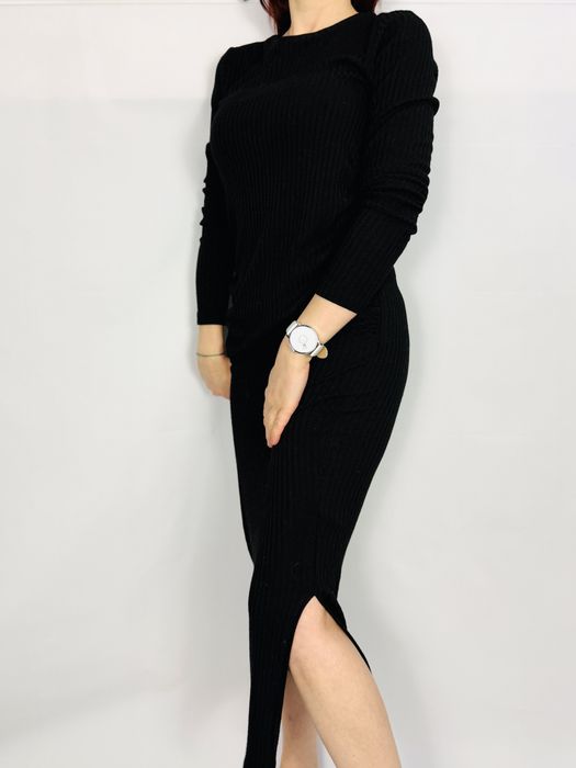 Czarna sukienka prążkowana midi M 38