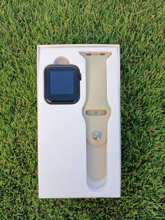 Relógio digital com bracelete removível