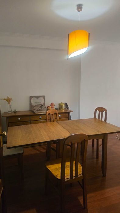 Mobília completa de sala — mesa de jantar extensível + 4 cadeiras