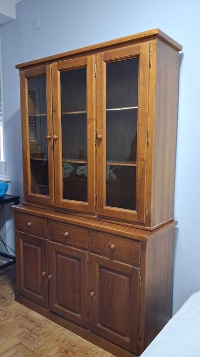 Armário de madeira com portas de vidro