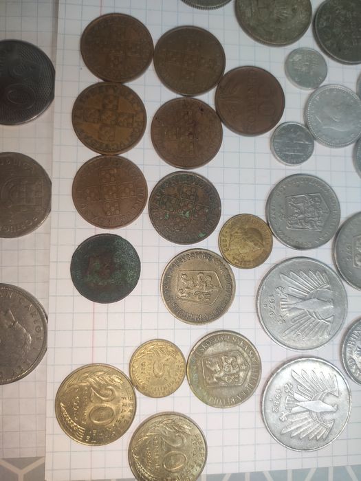 Moedas de diferentes anos e países